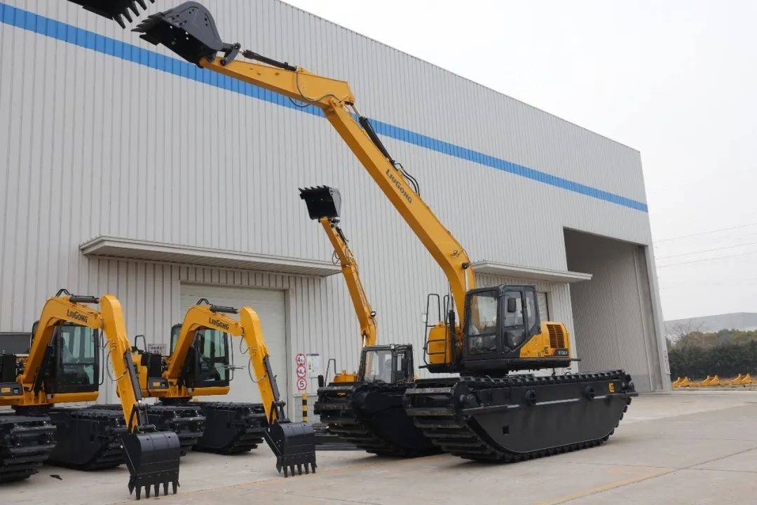 让设备压强比很低,配上高性能的行走马达,让柳工湿地挖掘机有着非常