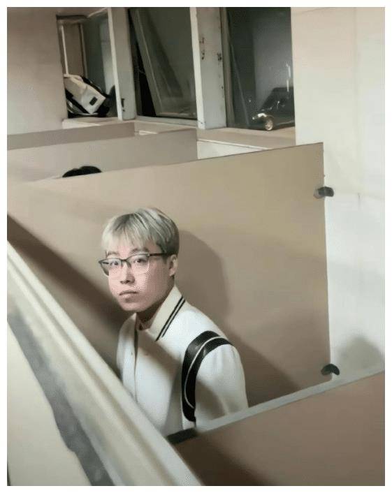 陈泽去看马思唯演唱会,上厕所被粉丝拿手机拍,委屈落泪气哭了_网络