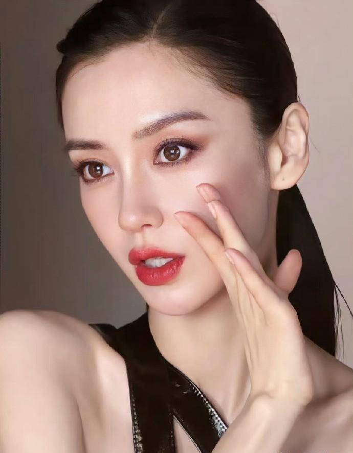 杨颖绝美面容惊艳众人,东西方韵味完美交融,盛世美颜引赞叹_气质_都能