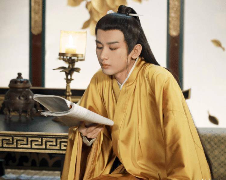 《梦醒长安》花絮海报,成毅张予曦看剧本超认真,隔空也满满cp感_作品