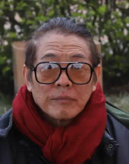 李連杰旁邊跪坐著62歲的利智,說實話真的沒有看出來,昔日的大美人戴著