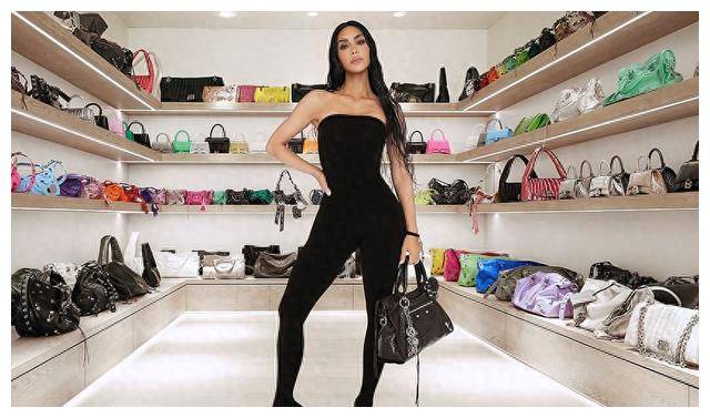 金·卡戴珊代言再引争议,腰臀比1:2炫耀129个包!