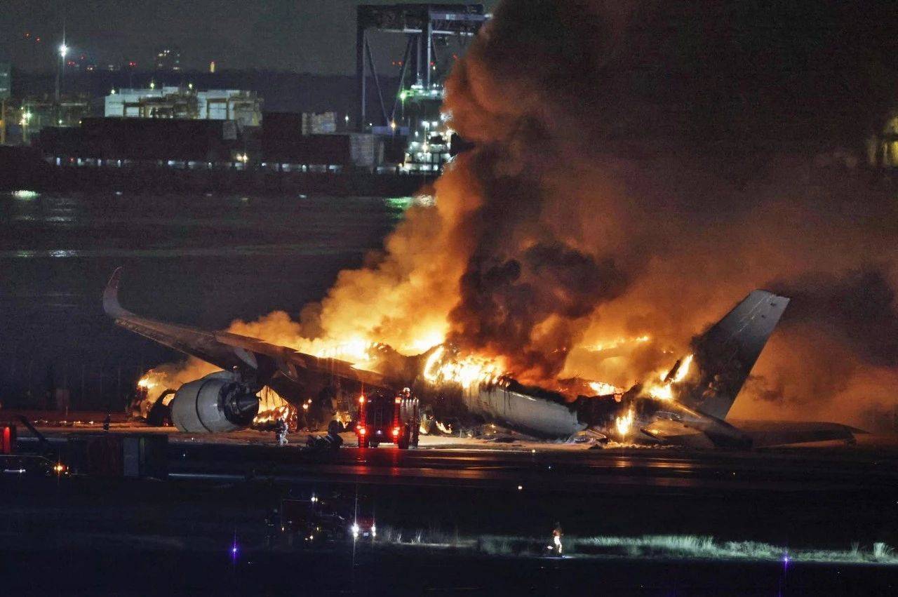 日本大阪伊丹机场两客机发生碰撞,无人受伤
