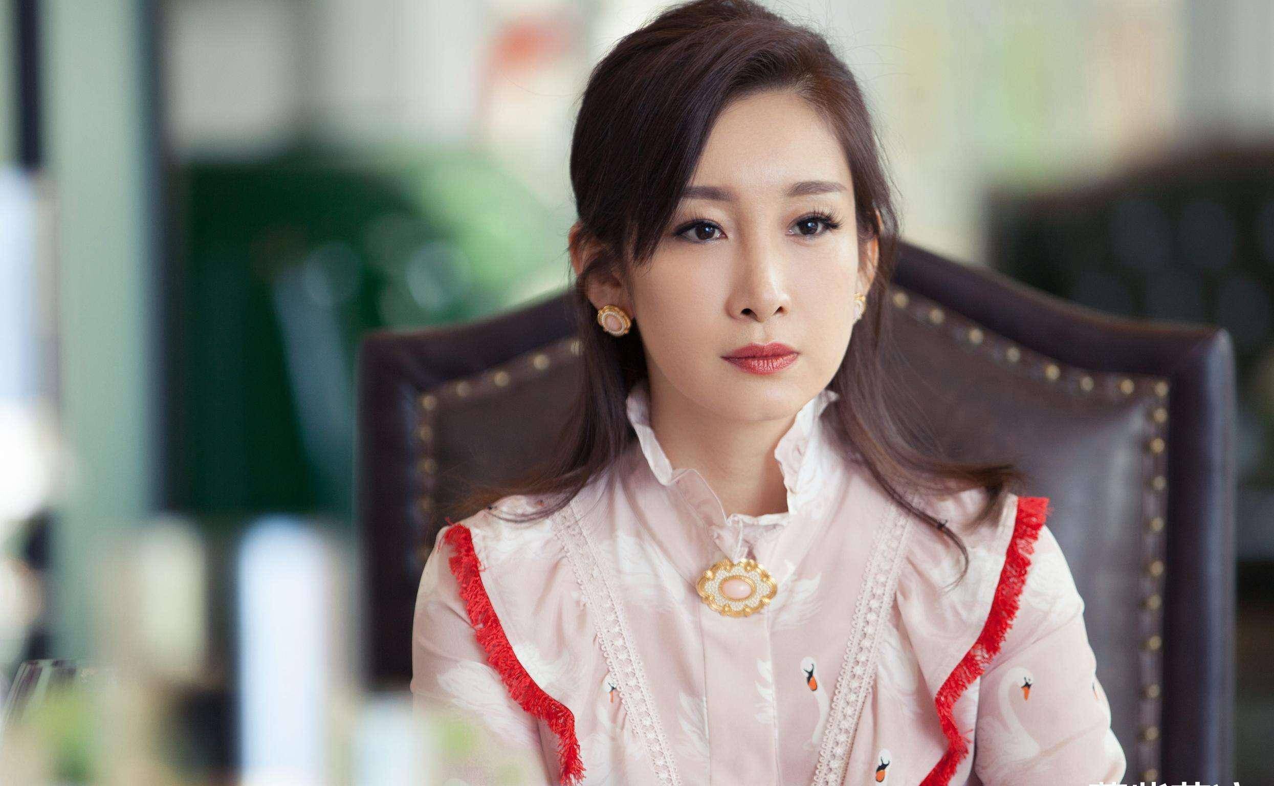 女明星对自己真狠!谢娜近况暴瘦50斤,秦海璐42岁如少女,网友:太服气了