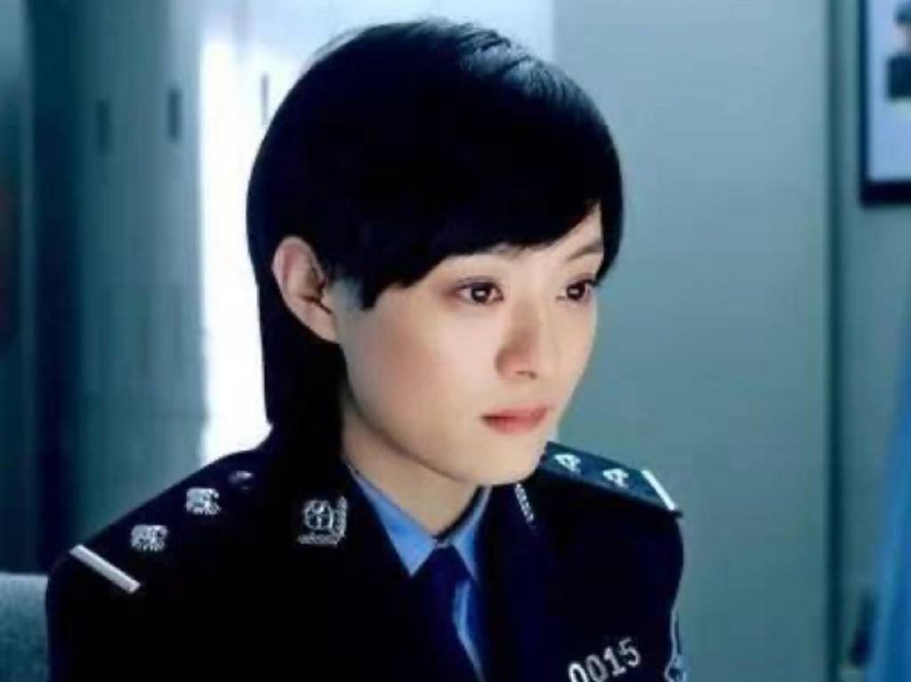 穿白警服的女警官图片