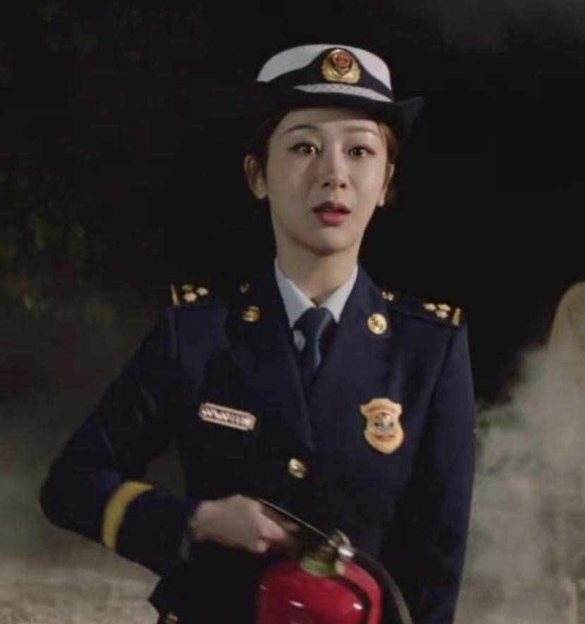 她还在活动短片中扮过消防员,同样身穿一身警服,言行举止得体大方