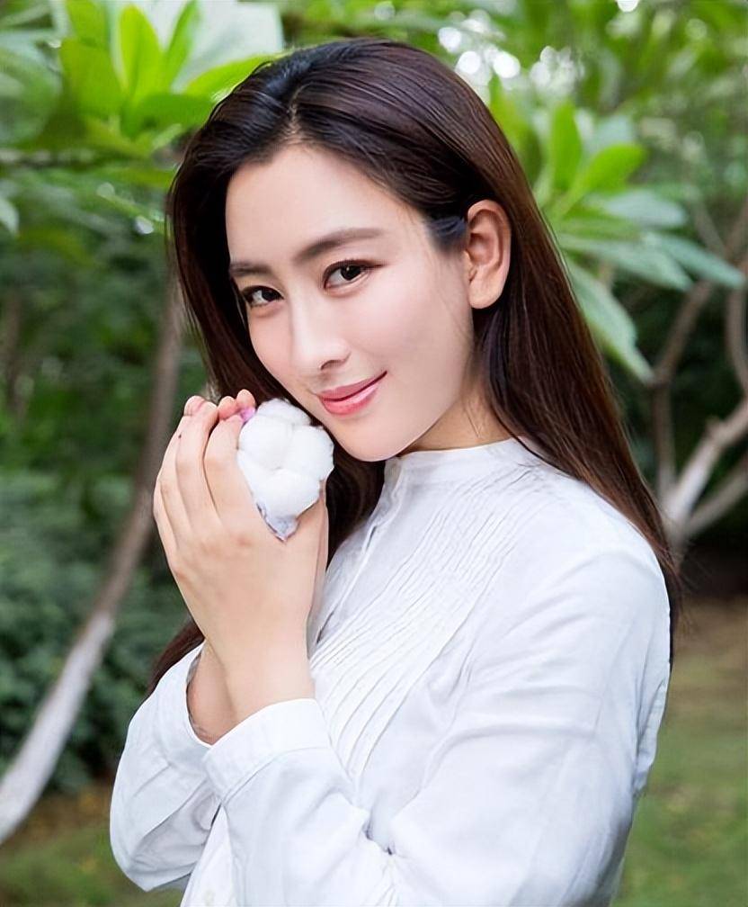 41岁马苏"真人"长啥样?离开了美颜滤镜,连"村花"都不如?