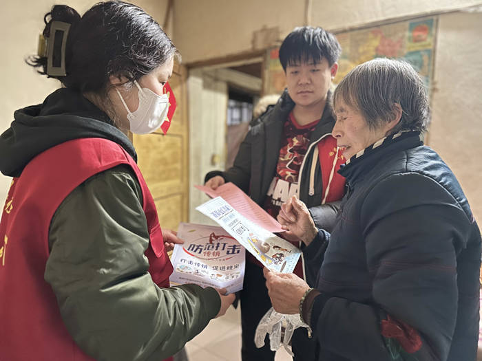 安徽合肥:开展防电诈宣传进社区_诈骗_居民_意识