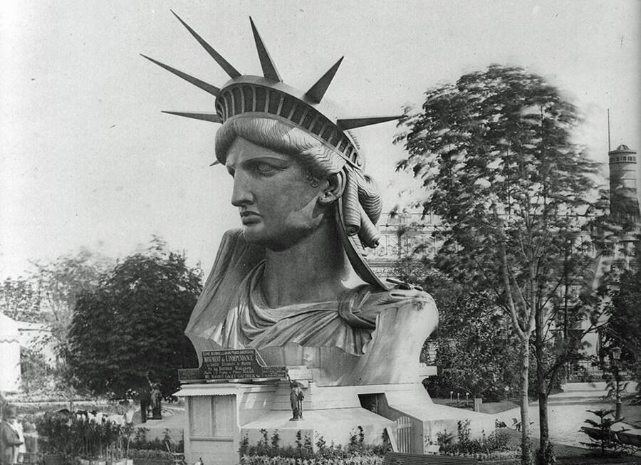 12:1878年,自由女神像的头像在法国巴黎的一个公园里展出,不久之后它