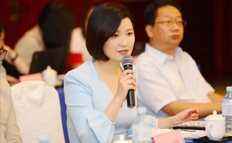 曾是东方卫视一姐的她,因一场宴会被处罚,消失半年后难回原岗位_陈蓉