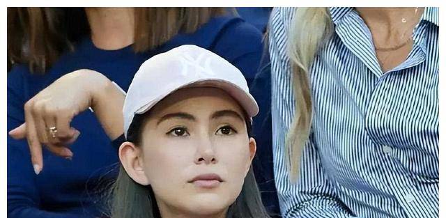 周杰伦戴假发观赛,穿万元外套引热议,昆凌美艳少女成焦点!