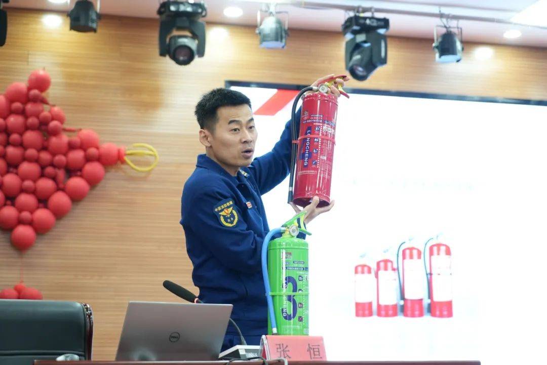 开班仪式上,兖州区宋恩全副区长就做好学校消防安全工作进行发言,井源