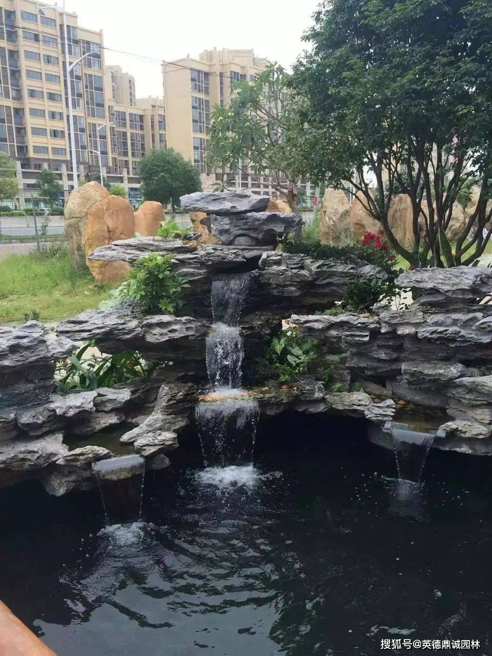 英石叠石的质地坚硬,密度高,具有很好的耐久性和扛风化性_假山_自然