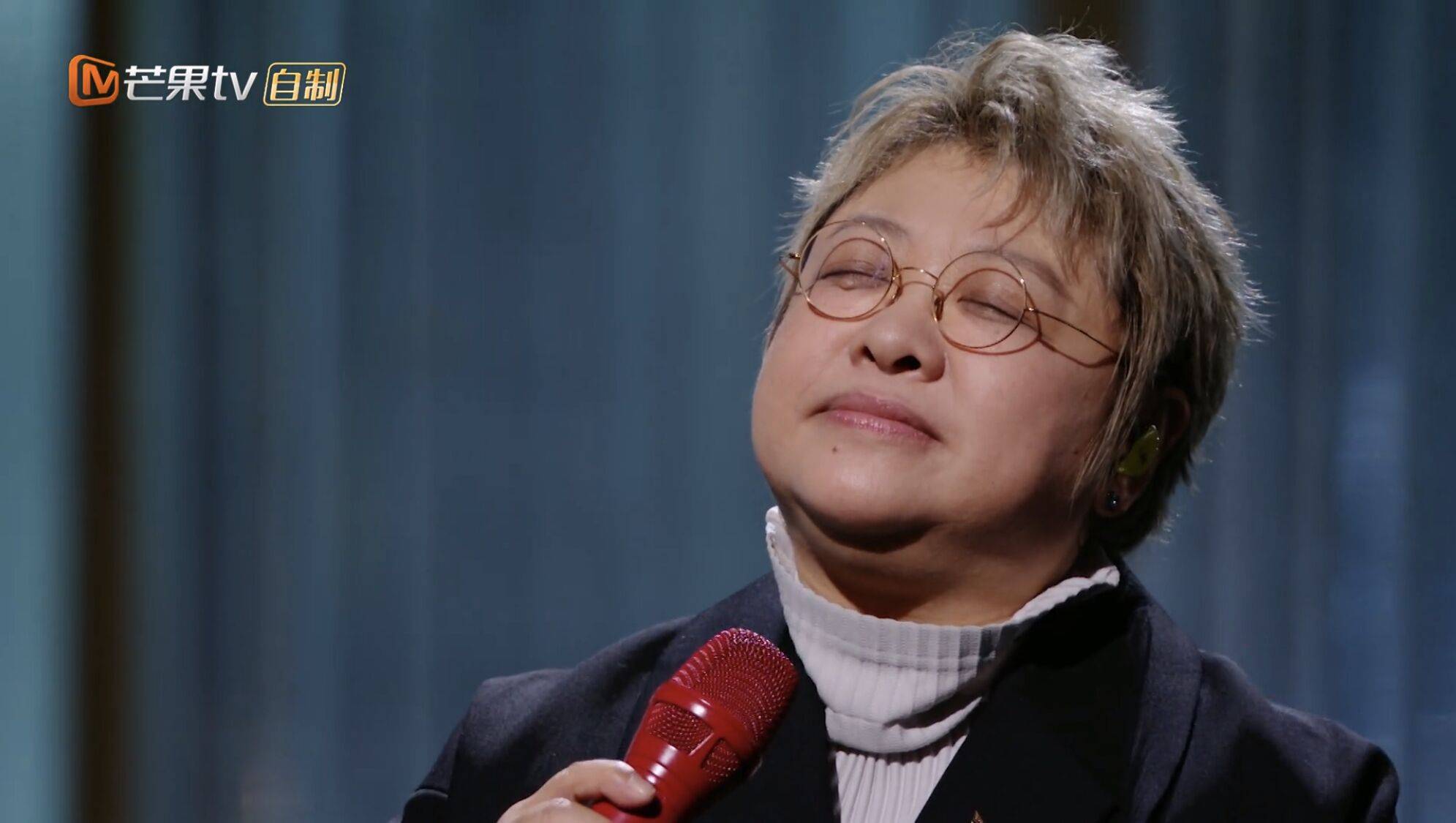 当然看华语乐坛的位置,用2008年的《北京欢迎你》歌手出场顺序就可以