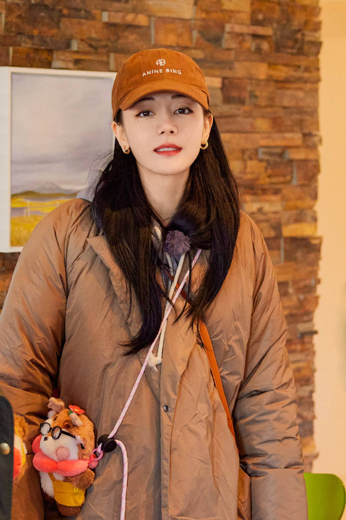 迪丽热巴公开行程受期待,展示婀娜身姿,闭目养神依旧绽放魅力_网络