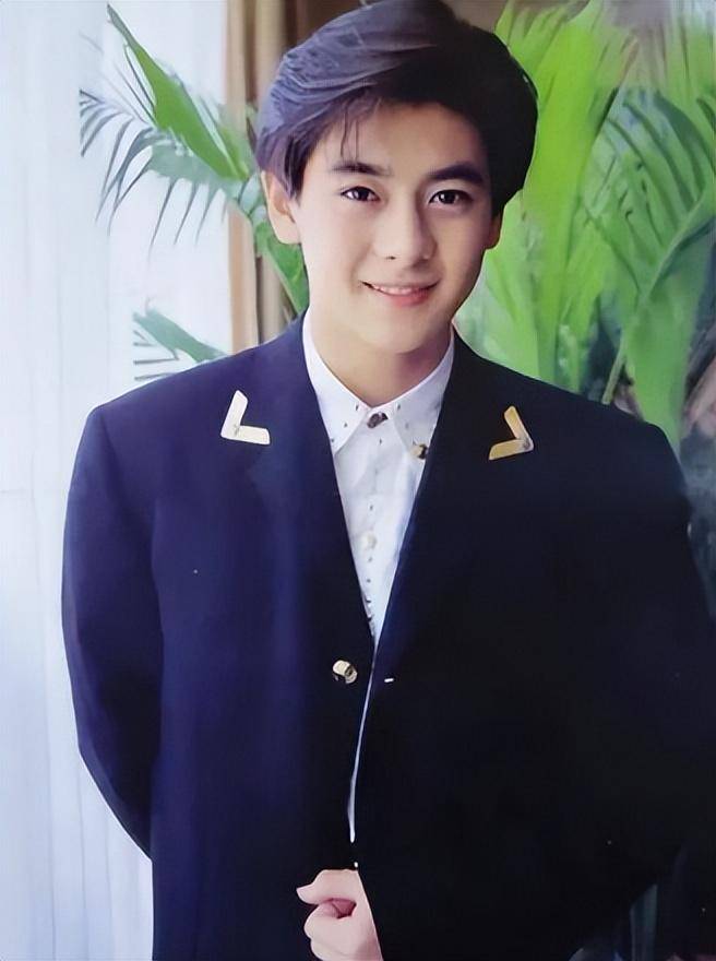 作为早期偶像演员,林志颖也是属于唱歌跳舞演戏多栖的男艺人之一,大家