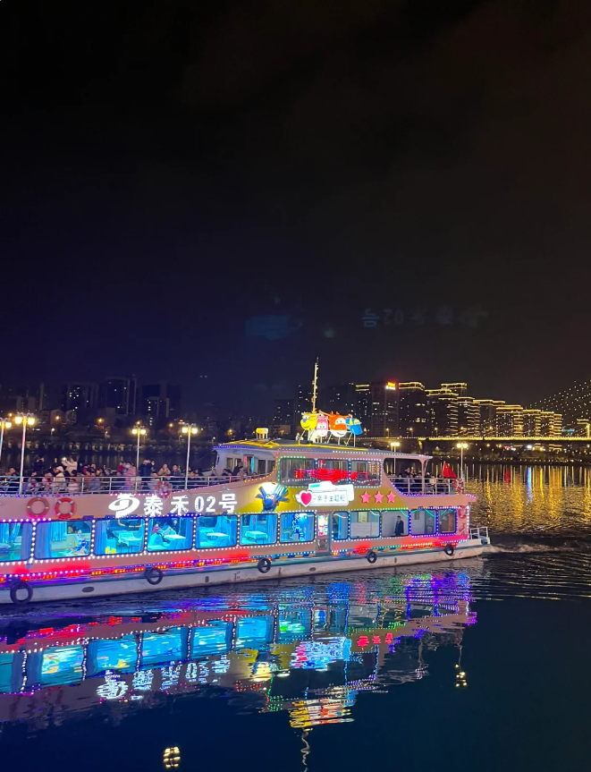 柳州是一座被江水环绕的城市,乘船夜游百里柳江,感受亚洲最大人工瀑布