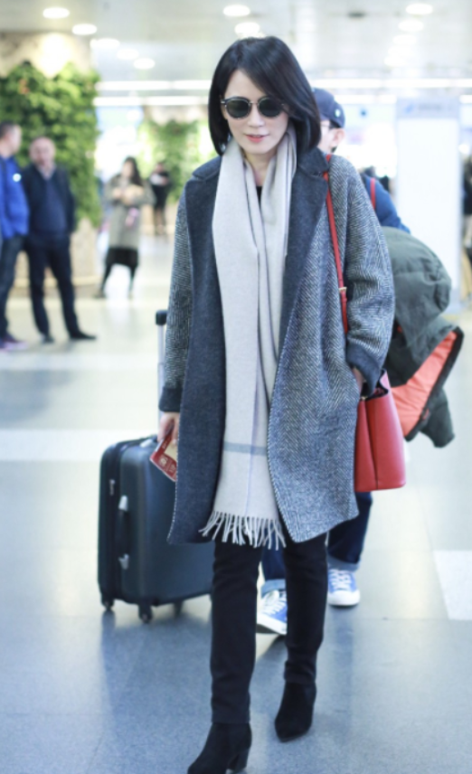 俞飞鸿还搭配着红色的包包,这一款红色包包是她全身造型的亮点,能够提