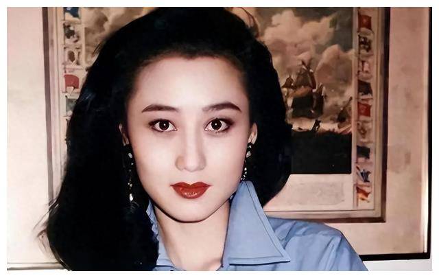 62岁利智罕见换新发型!