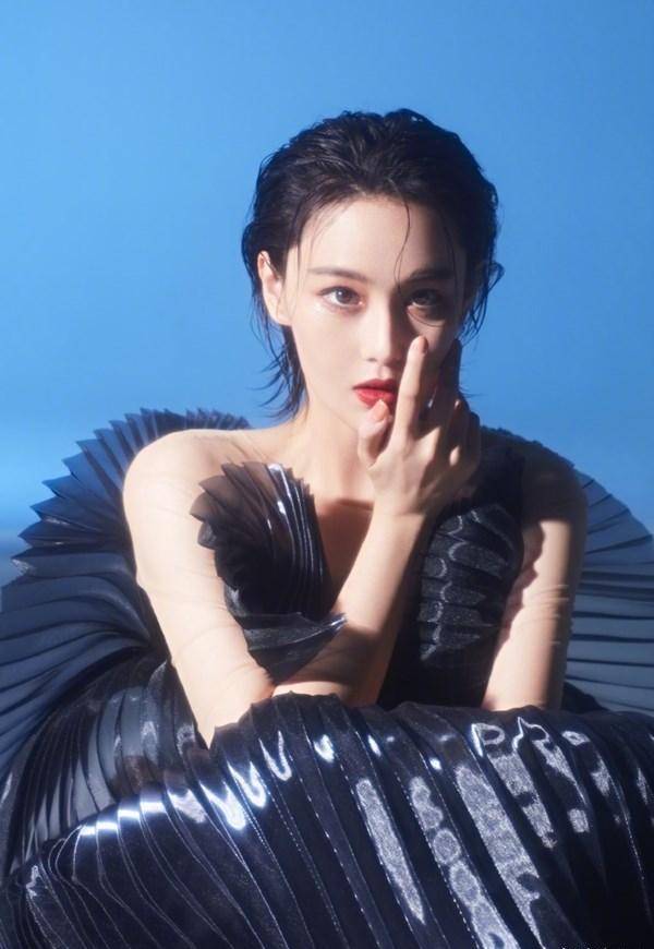 张馨予晒墨色美人鱼造型,短发又酷又飒,用手就能掐得住腰?