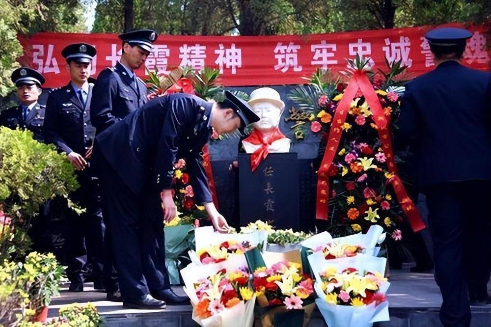 任长霞丈夫,45岁去世后与妻子合葬,他们唯一的儿子生活得怎么样_公安