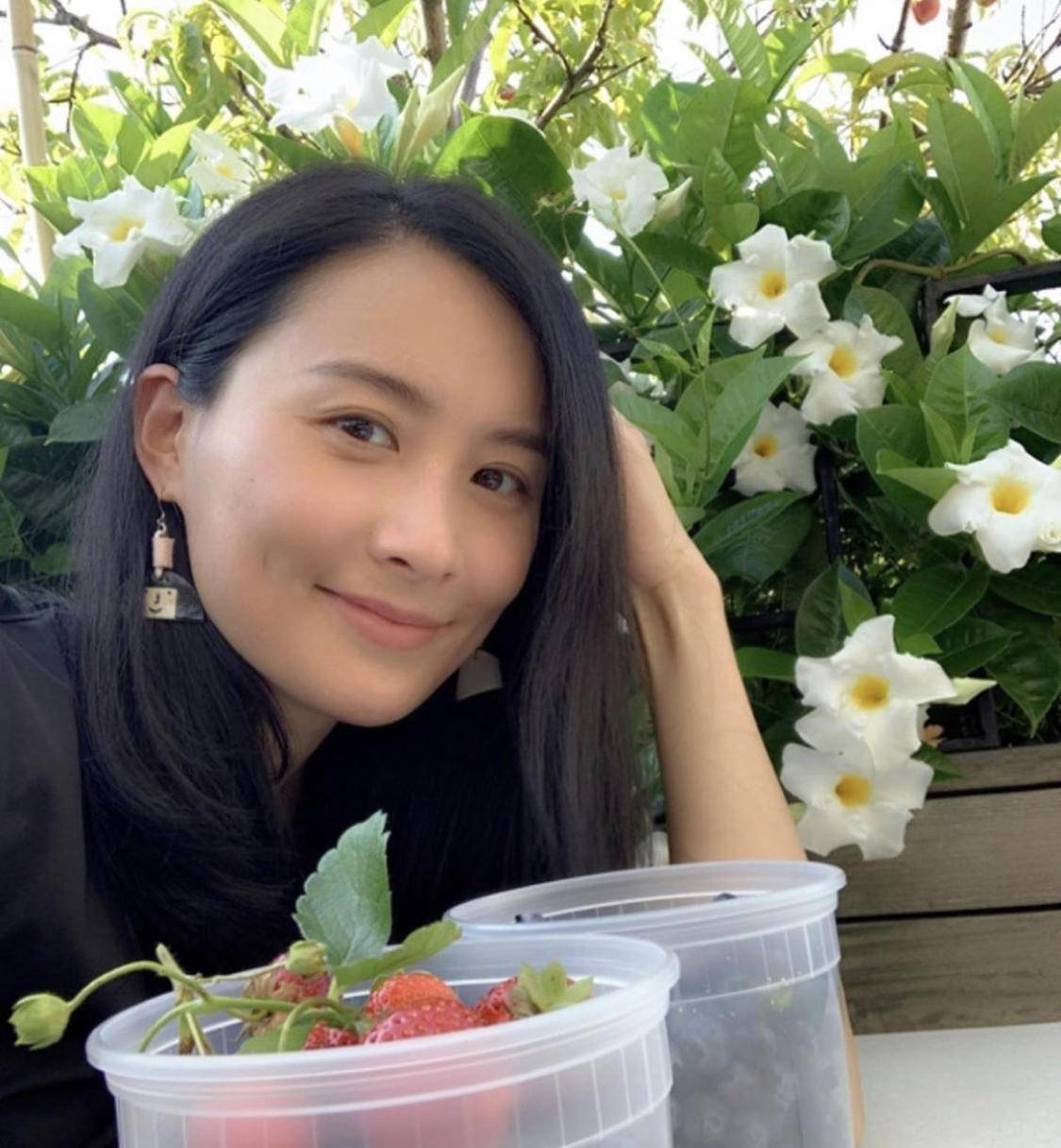 照片中的陈法拉眉清目秀,鼻子高高的,而其招牌的甜美酒窝也是十分显眼