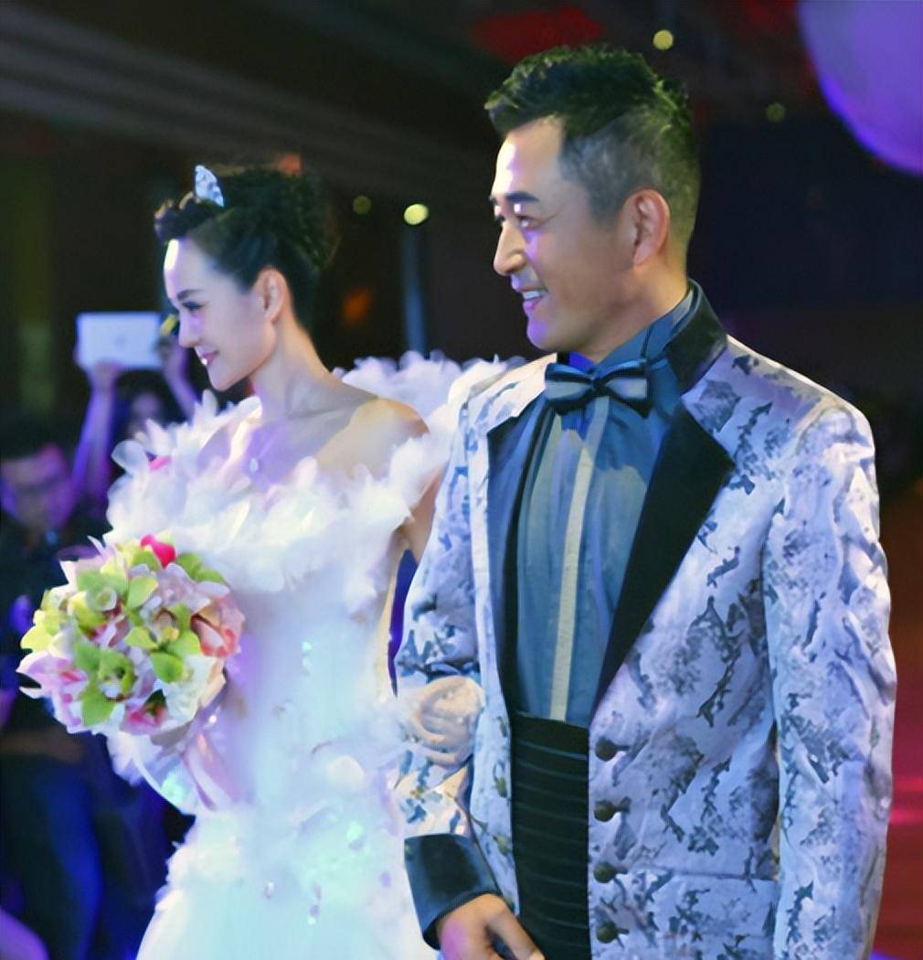 5,婚后,王志飞对张定涵呵护备至,几乎承包了家里所有的家务活.