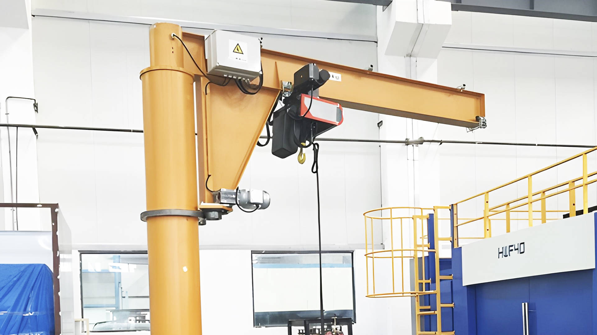 创新设计与高效性能:解析电动悬臂吊在工业环境中的重要作用