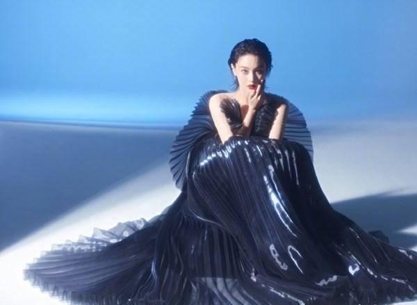 张馨予之前一直因为造型和风格原因被网友指模仿范冰冰,而现在剪了