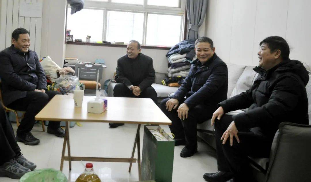 新蔡县委副书记,县长李勇看望慰问老干部