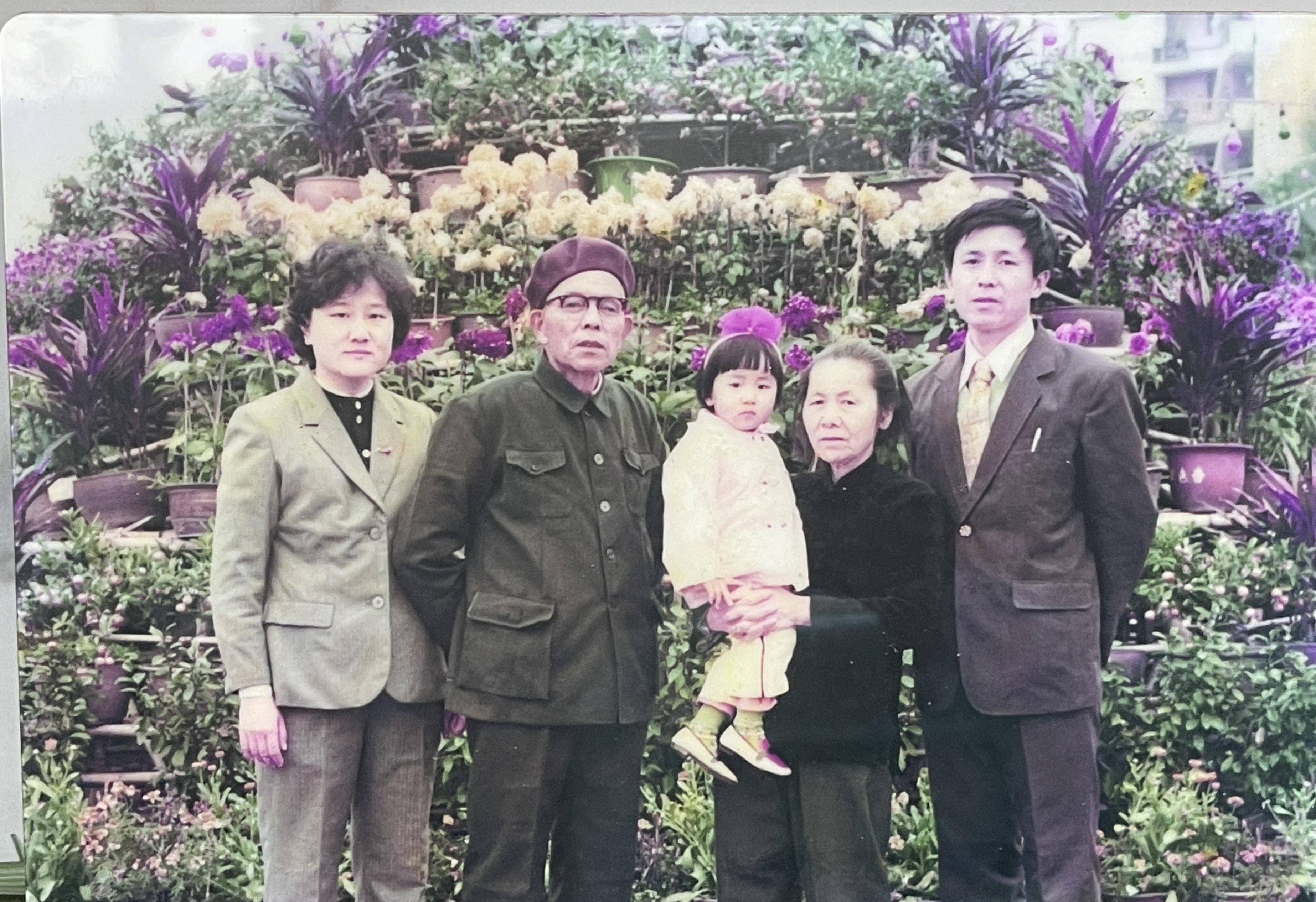 1985年春节,李彦夫妇(中)和李展,媳,孙女家人在南宁合照李彦夫妇杂行