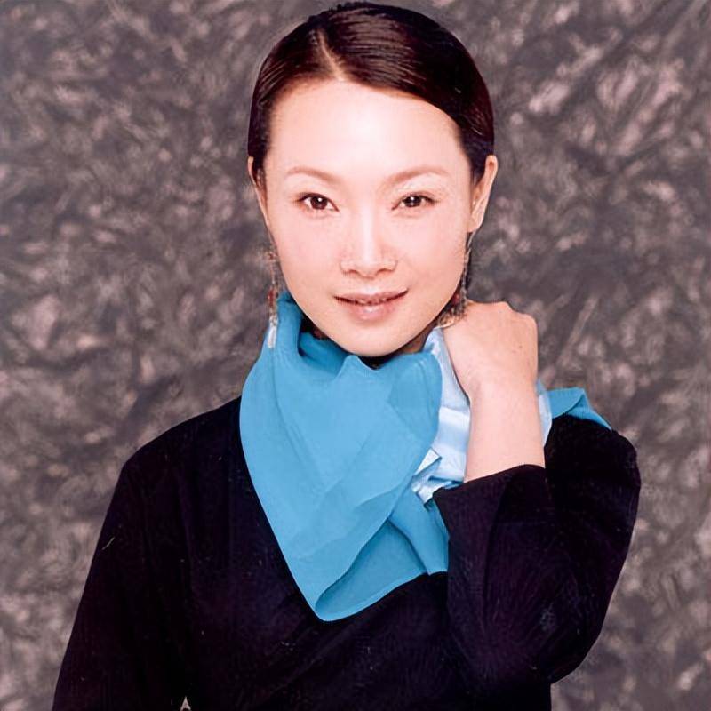 歌唱家吕薇:男友病逝后和妈妈抱头痛哭,52岁未婚她后悔了吗?