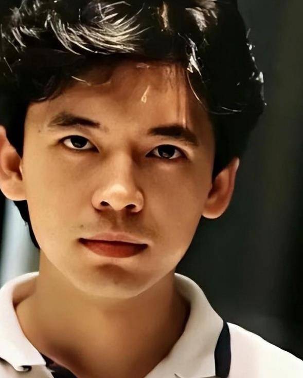 穷小子的逆袭:何政军与范雨的爱情故事话说在娱乐圈的边缘,有这样一