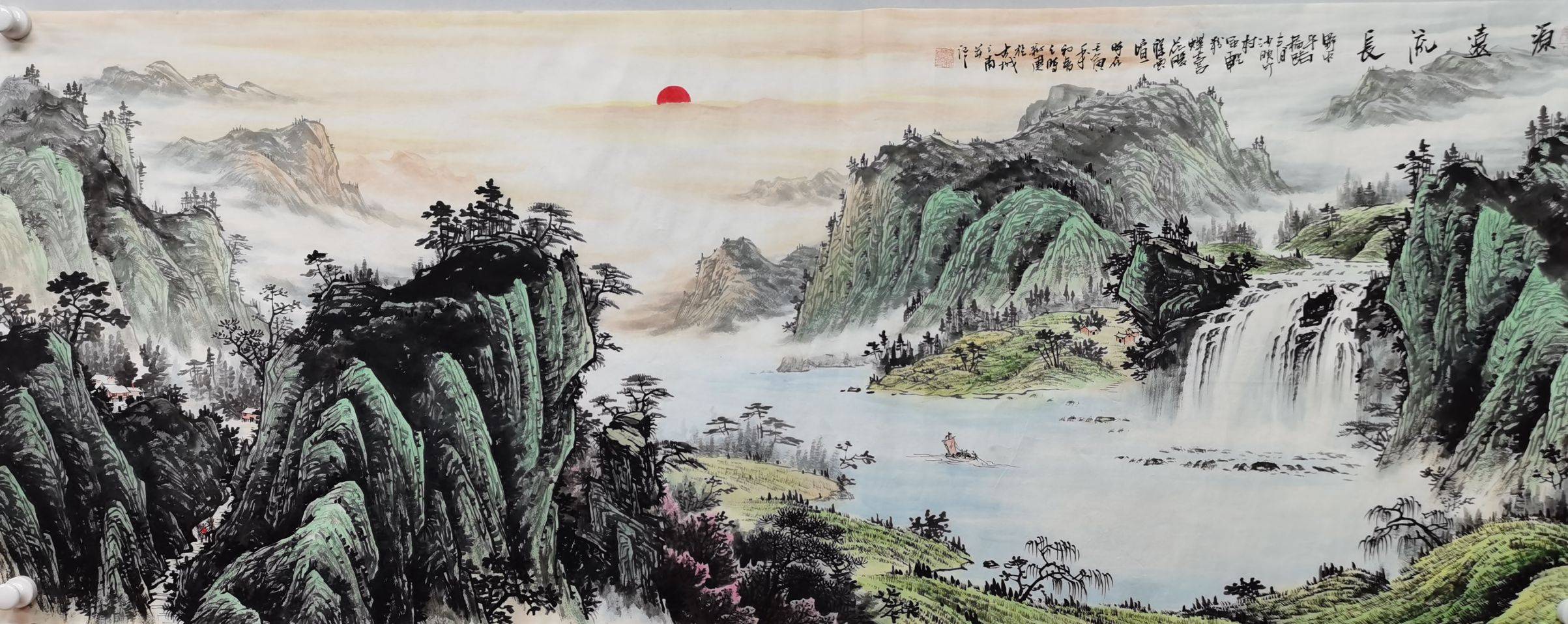 殷新建的重彩山水,在继承传统晋唐大青绿山水的基础上,吸收了壁画