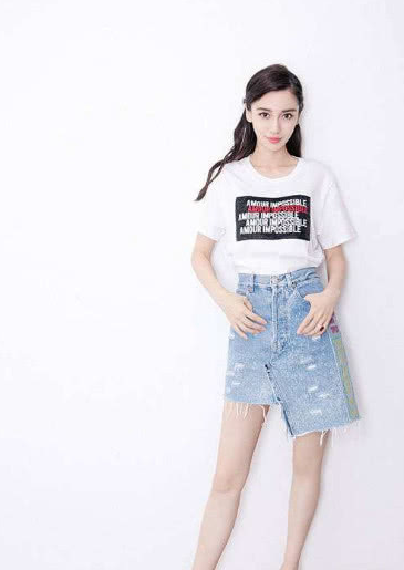 小白鞋已经不流行了,明星都爱上这双"随性鞋",人脚必备一双!