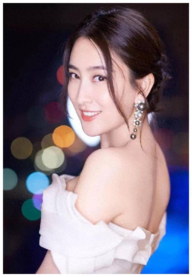 美丽娇媚的马苏,雪白肌肤如玉,细腿无瑕!_演技_角色_演艺事业