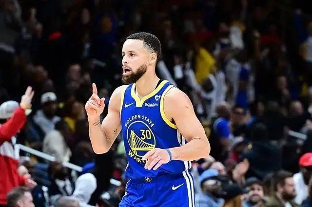 库里30岁后第8次砍50 超越张伯伦投进至少10个三分且砍下60 的球员