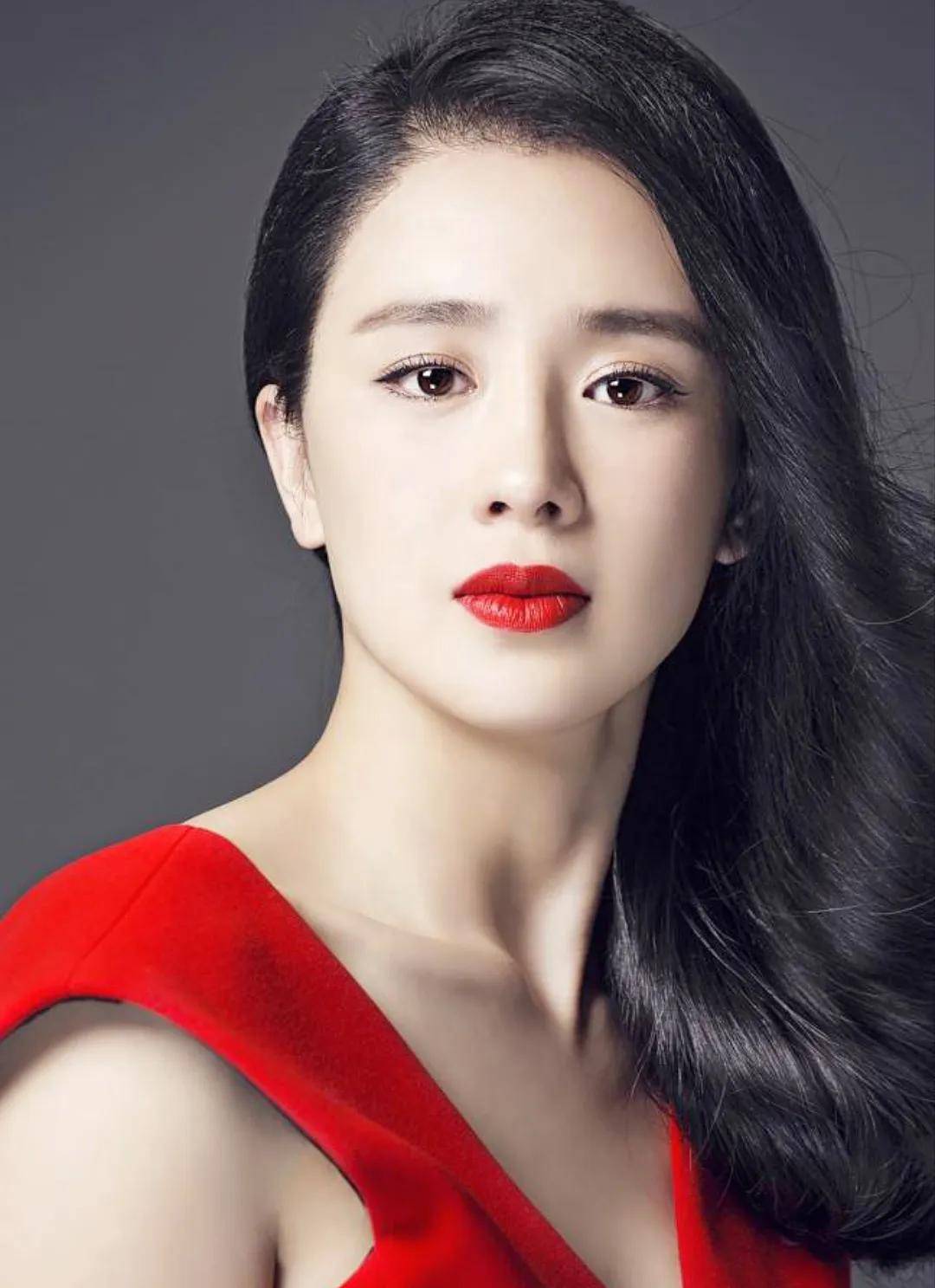 《狗剩快跑》周显欣:撞脸巩俐,弃医从艺,与制片人闪婚,怀孕也一波三折