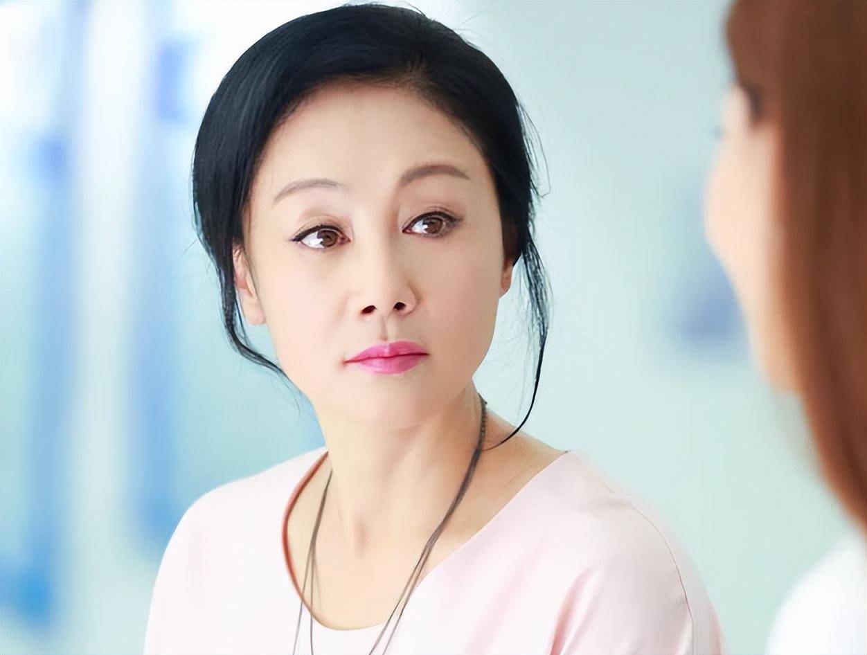 演员王姬:拍戏时意外怀孕,投资被骗600万,让女儿上交10年工资