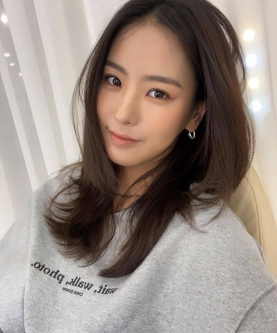 崔泰恩精致的鹅蛋脸,笑起来非常有魅力,还撞脸韩国性感女神李孝利.