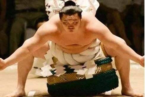 日本相扑选手为何要穿块白布?