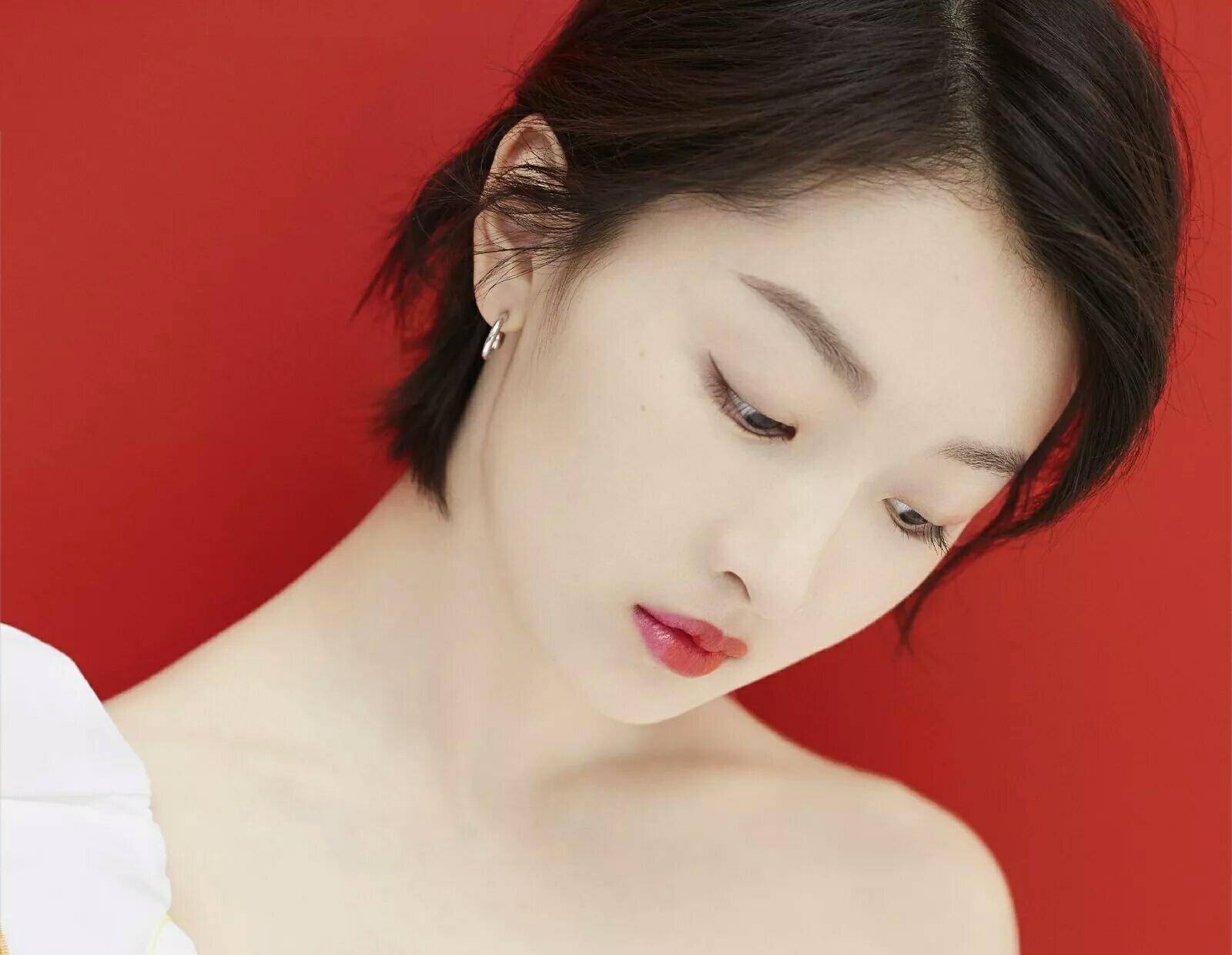 周冬雨三金影后有多水?金鸡奖周冬雨念手稿,和葛优"聊天"!