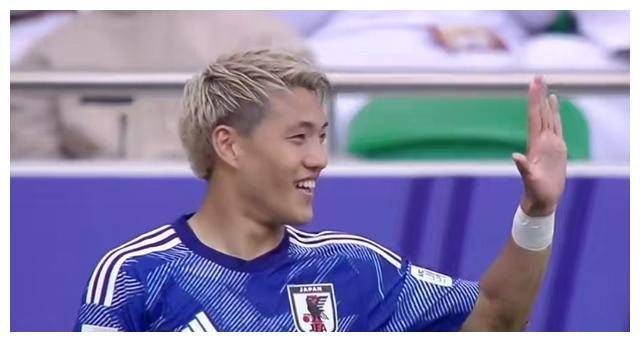 后卫方面,中山雄太,富安健洋,板仓滉和每熊晟矢排成一线,门将依旧是