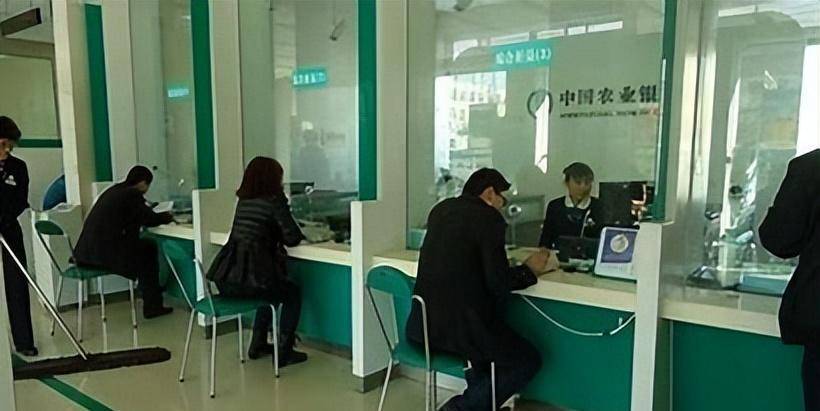 2011年老人去世,两年后银行告其欠债5万,家属质问:天地银行吗_贷款_李