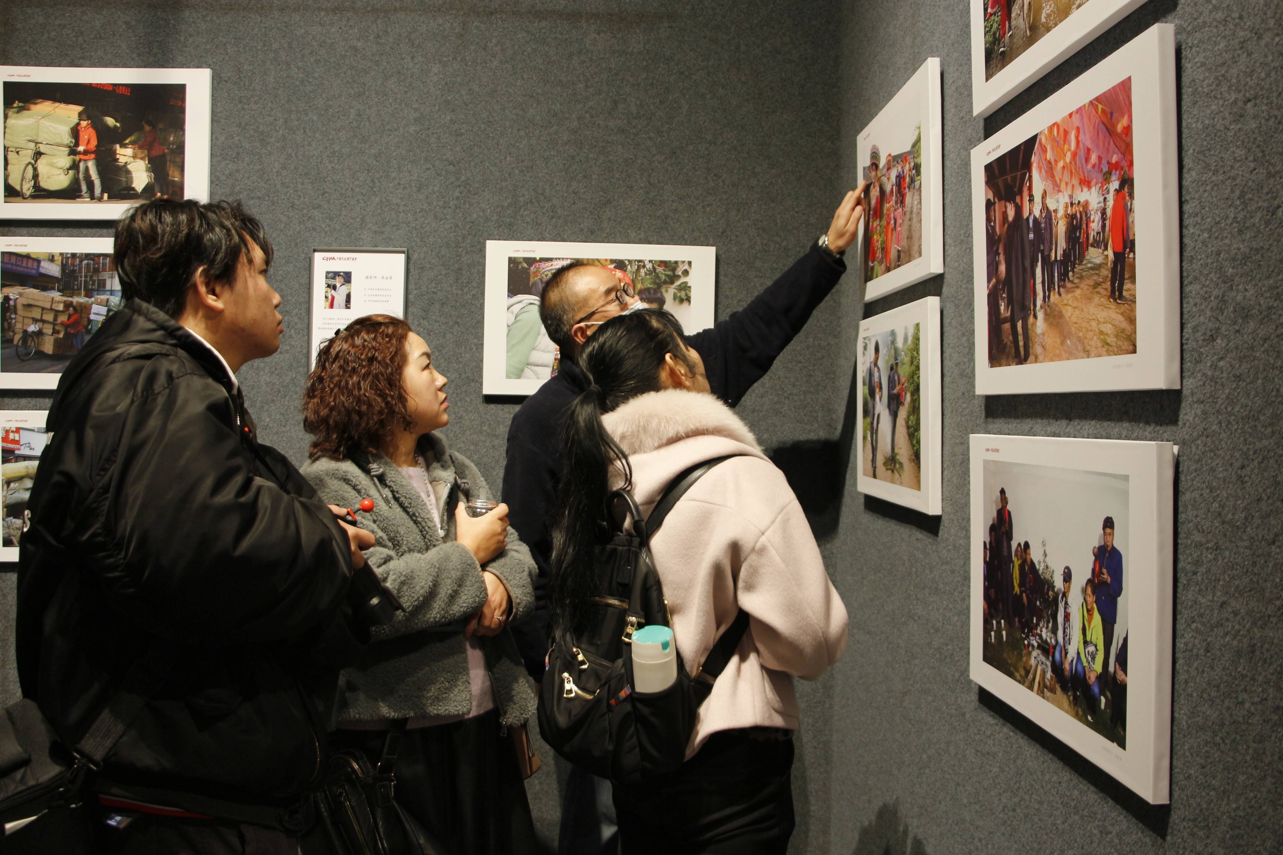 "一带一路"民相亲·心相通人文摄影暨百台百年老相机展开幕