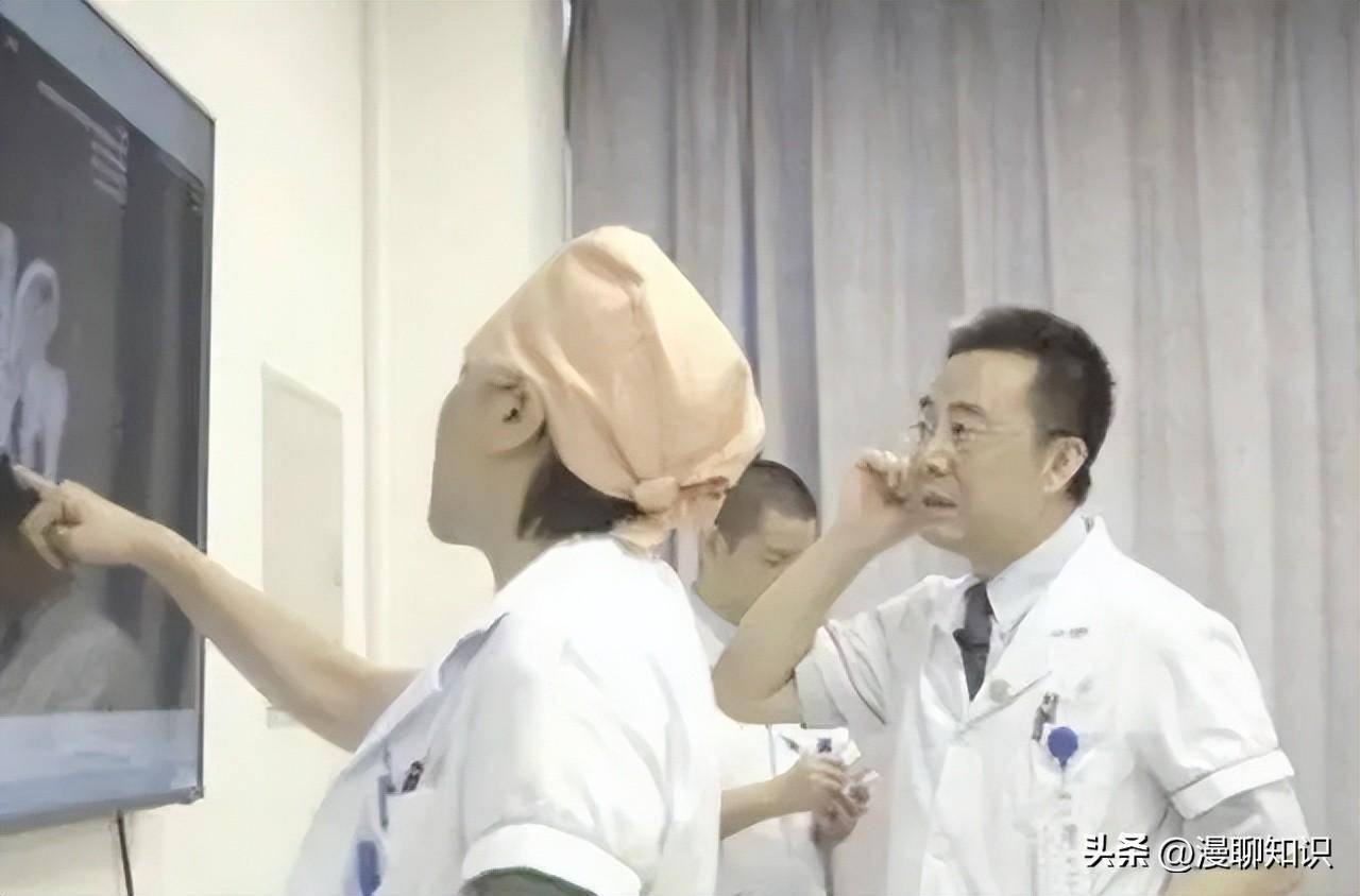 "折叠人"李华:骨头敲断4次,植入22颗钢钉,28年后重新学走路_身体_进行