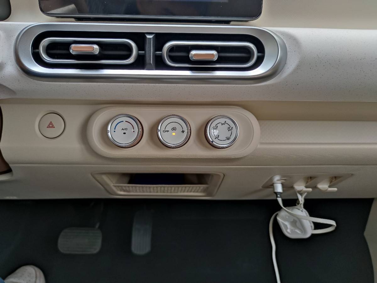 品质全面加强,宏光miniev第三代马卡龙果然不寻常?适合年轻人