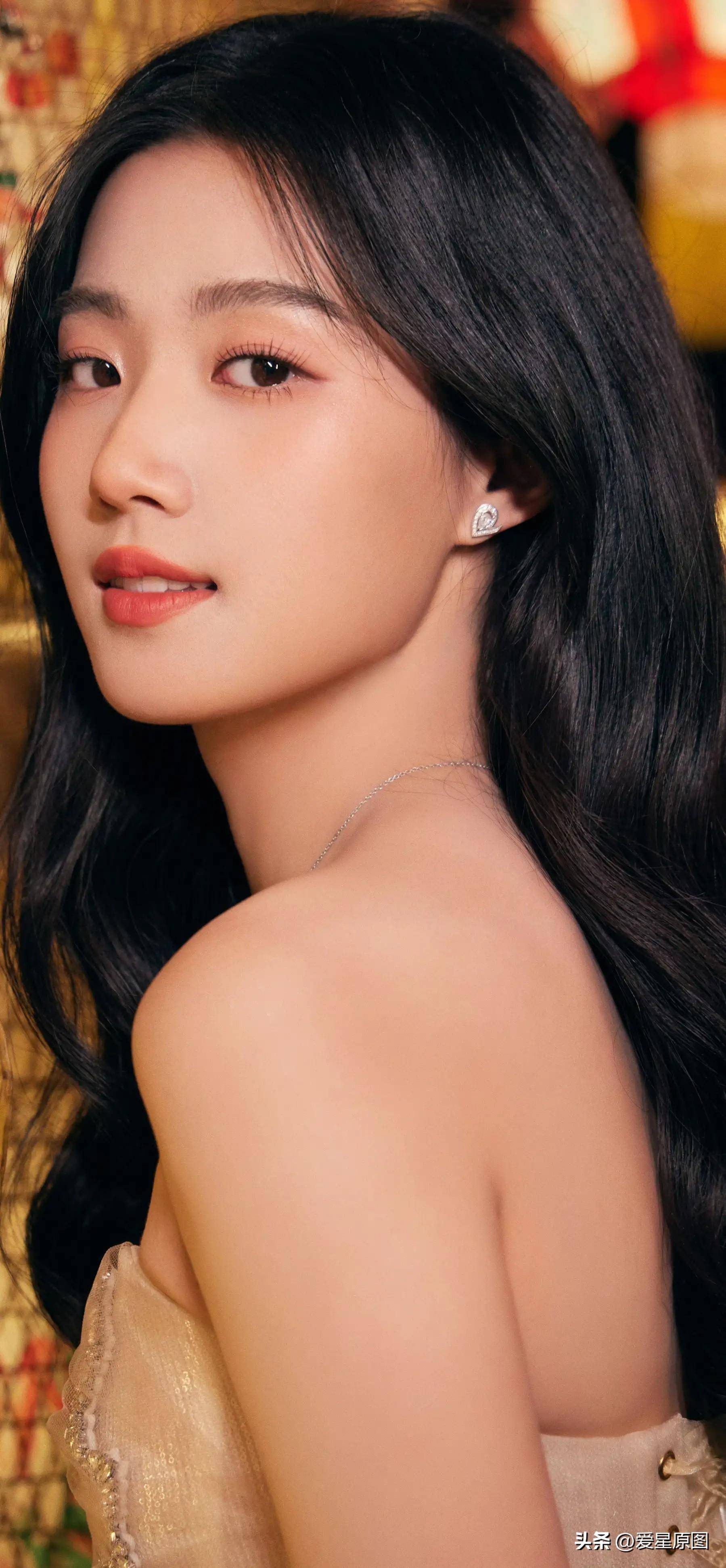 本篇文章作者精心挑选了中国内地新星卢昱晓各个时期