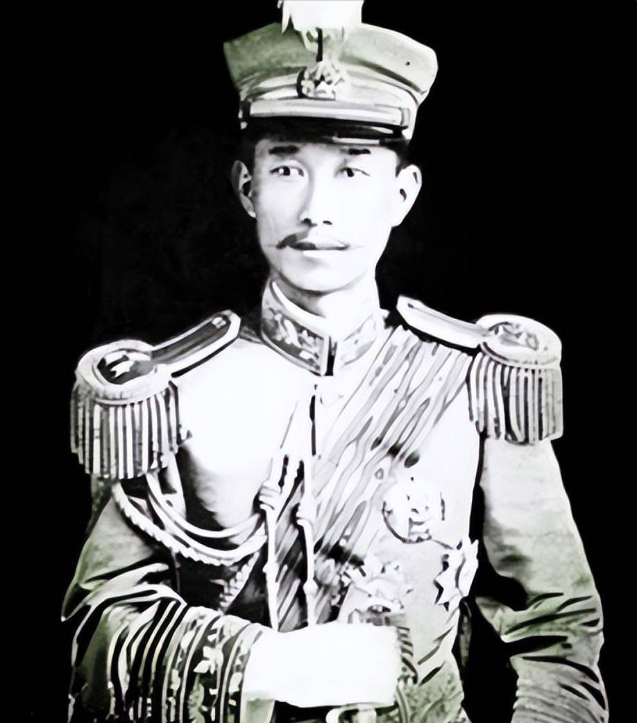 因此,蔡锷在12月23日与督军唐继尧商议后,共同发布了强烈抵制袁世凯