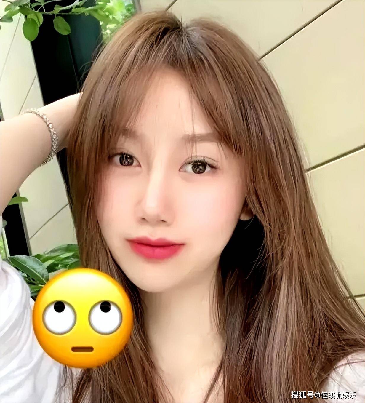 52岁汪峰与陈露结婚,二人甜蜜逛街被偶遇,陈露个人社交账号曝光_恋情